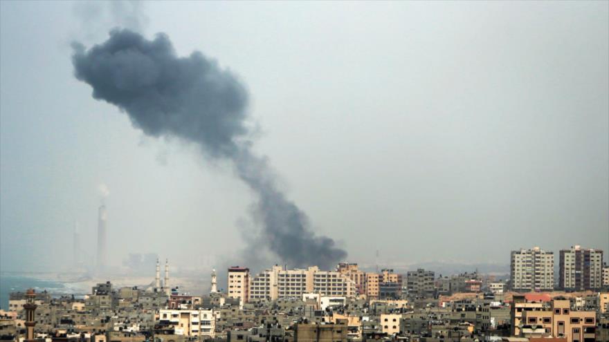 Columna de humo levantada de un ataque aéreo israelí contra la ciudad de Gaza, 18 de marzo de 2017.