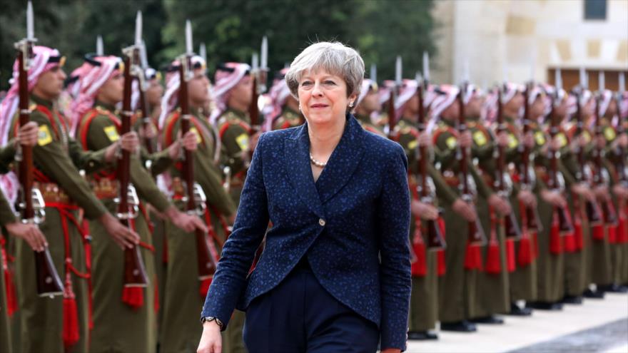 La primera ministra del Reino Unido, Theresa May, pasa revista a la guardia de honor jordana en el palacio real de Ammán, 30 de noviembre de 2017.