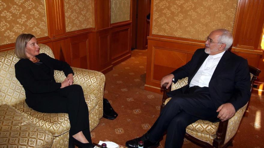 El canciller iraní, Mohamad Yavad Zarif, se reúne con la jefa de la Diplomacia europea, Federica Mogherini, en Italia, 30 de noviembre de 2017.