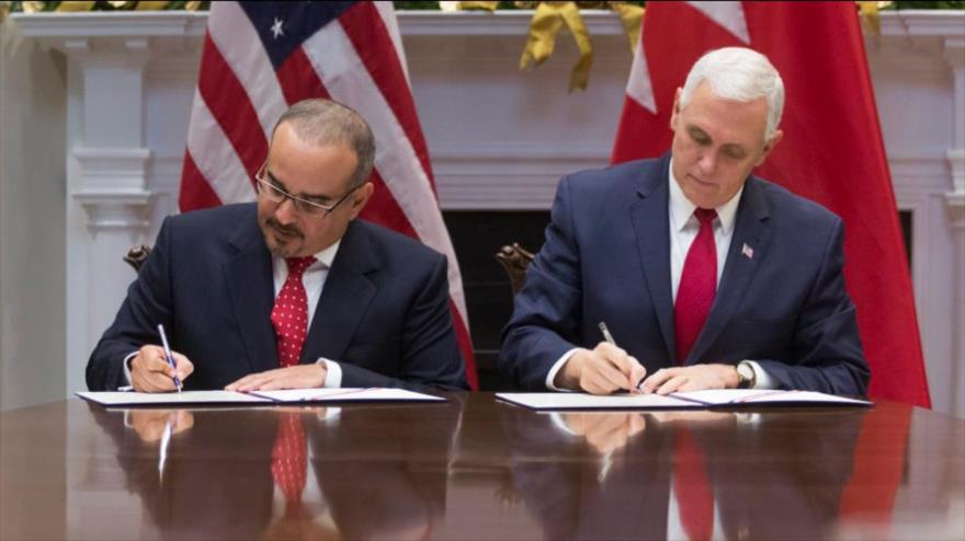El príncipe heredero de Bahréin, Salman bin Hamad bin Isa Al Jalifa (izda.), y el vicepresidente de EE.UU., Mike Pence, 30 de noviembre de 2017