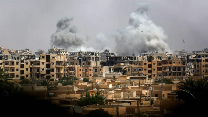 Una columna de humo se alza tras uno de los ataques de la ‘coalición anti-EIIL’ en la ciudad siria de Al-Raqa, 5 de septiembre de 2017.