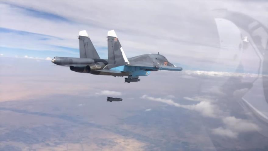 Caza bombardero ruso Su-34 ataca las posiciones de Daesh en Siria.