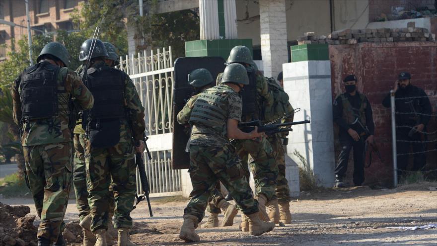 Ataque de Talibán contra una escuela en Paquistán deja 9 muertos