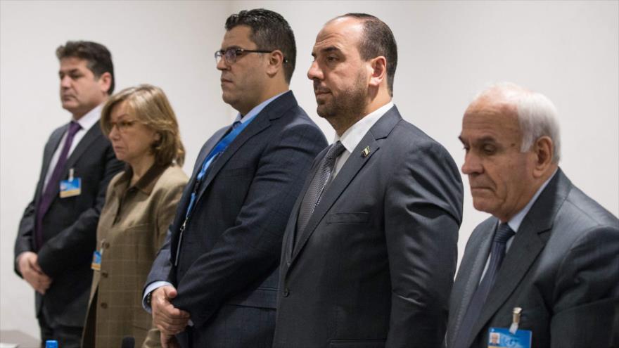 El líder opositor Nasr al-Hariri (segundo drcha.) y unos miembros de la oposición siria, durante negociaciones de paz en Ginebra, 30 de noviembre de 2017.