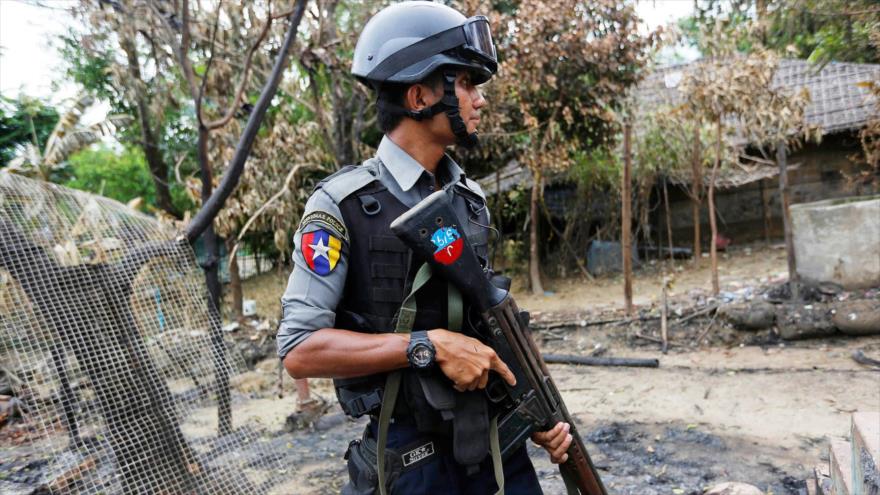 Policía birmano en un campo de desplazados rohingyas en el estado de Rajine, 30 de agosto de 2017.