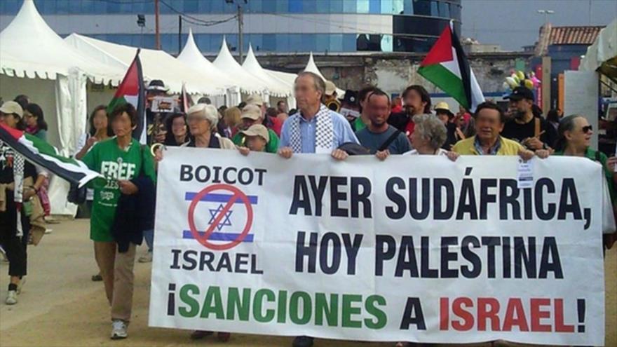 Activistas propalestinos en Gijón, en el norte de España, llaman a un boicot y sanciones contra Israel, foto tomada en 2015.
