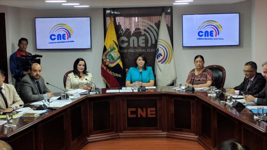 La presidenta del Consejo Nacional Electoral (CNE) de Ecuador, Nubia Villacís, preside un acto del organismo en Quito, 30 de noviembre de 2017.