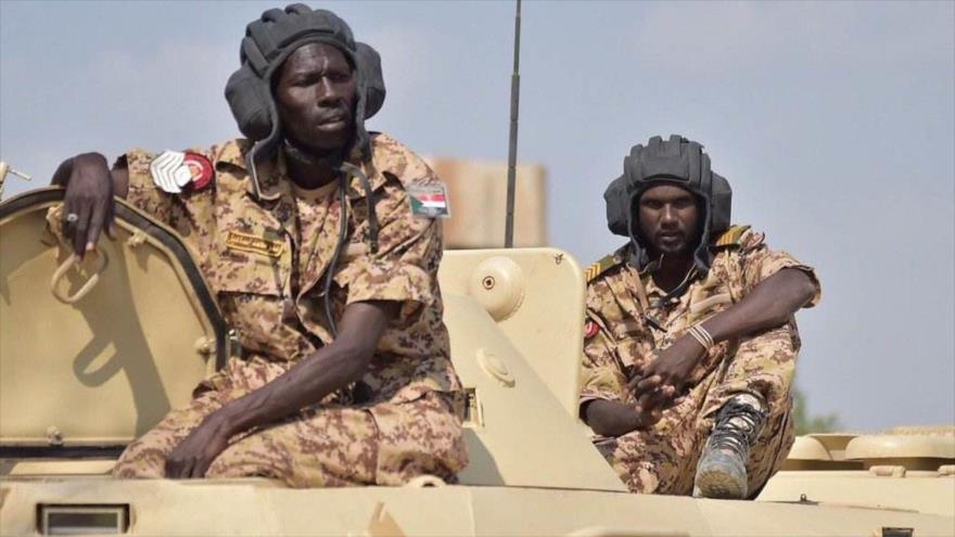 Tropas del Ejército sudanés al borde de un vehículo blindado en Yemen.