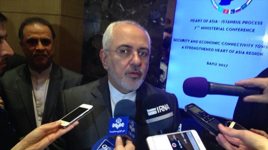 El canciller iraní, Mohamad Yavad Zarif, habla al margen de la cumbre Corazón de Asia, en la capital azerbaiyana de Bakú, 1 de diciembre de 2017.