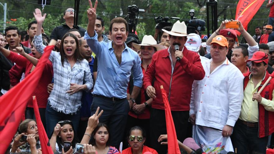 El expresidente hondureño Manuel Zelaya habla en una protesta en Tegucigalpa junto al candidato Salvador Nasralla (izda.), 27 de noviembre de 2017.