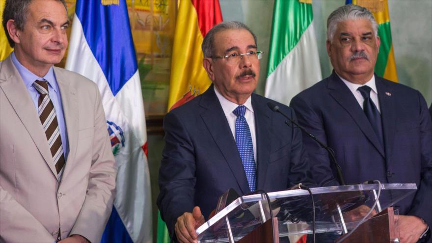 El presidente de República Dominicana, Danilo Medina (centro), ofrece una conferencia de prensa en Santo Domingo, 1de diciembre de 2017.