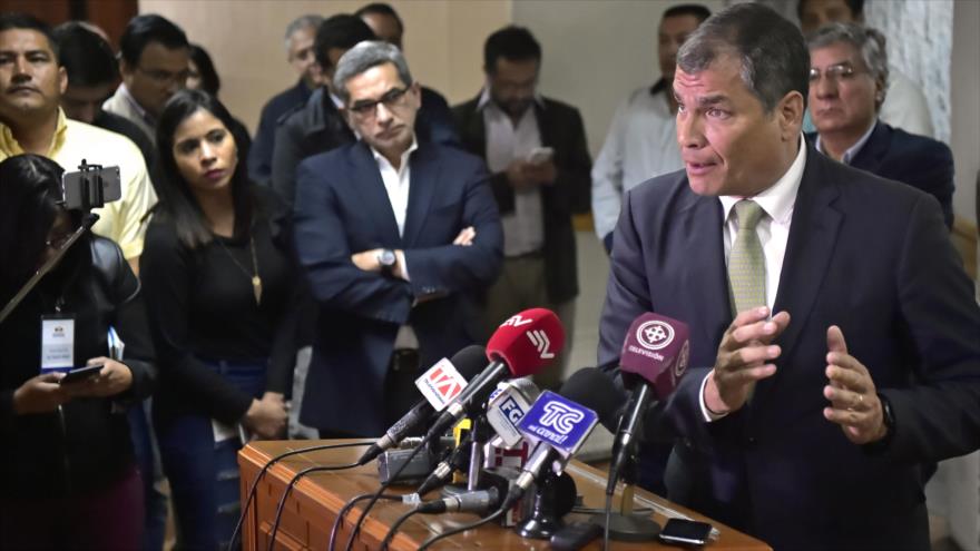 El expresidente de Ecuador Rafael Correa habla ante los reporteros en la Corte Nacional de Justicia en Quito (capital), 1 de diciembre de 2017.
