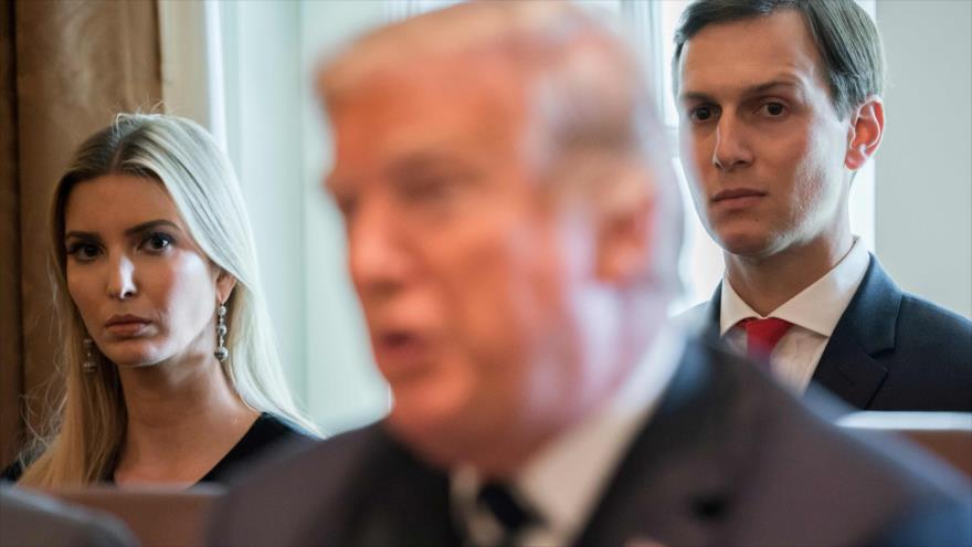 El presidente de EE.UU., Donald Trump (centro), su hija Ivanka y su yerno Jared Kushner en la Casa Blanca, 16 de octubre de 2017.