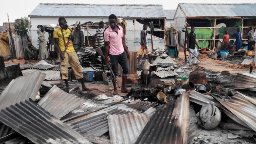 Miembros de un grupo de defensa local inspeccionan los daños provocados por un ataque suicida en Maiduguri, noreste de Nigeria, 8 de enero de 2017. 