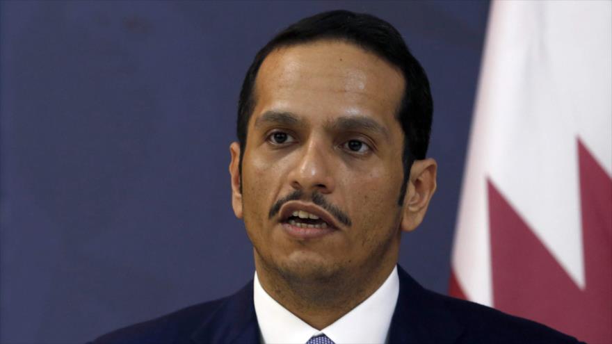 El canciller catarí, Mohamed bin Abdulrahman Al Thani, habla en una conferencia.