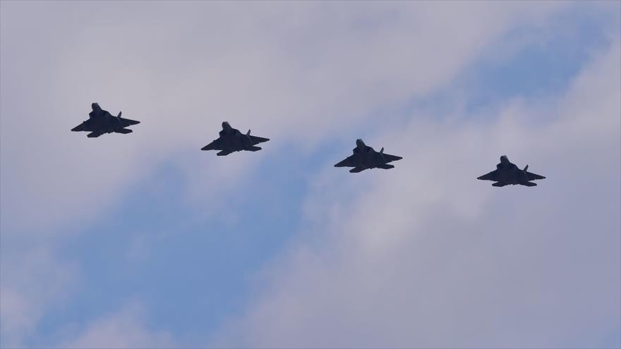 Cuatro cazas furtivos F-22 estadounidenses vuelan sobre la base aérea Pyeongtaek, sur de Seúl, Corea del Sur, 17 de febrero de 2017.