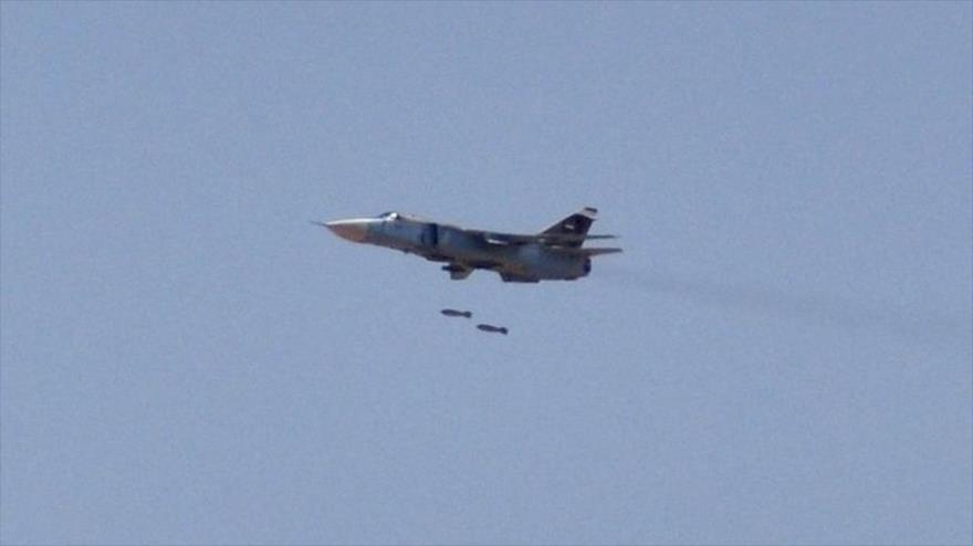 Vídeo: Fuerza Aérea siria bombardea blancos de rebeldes en Hama