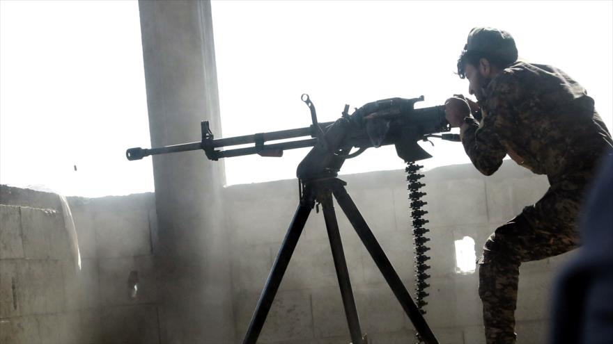 Un integrante de las fuerzas kurdas YPG en la localidad de Al-Sina en la ciudad siria de Al-Raqa, el 21 de junio de 2017.