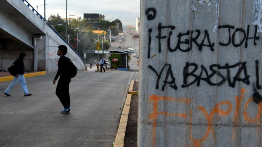 Hondureños circulan por las calles de la capital, Tegucigalpa, un día después de que el Gobierno haya declarado un toque de queda por diez días, 2 de diciembre de 2017.