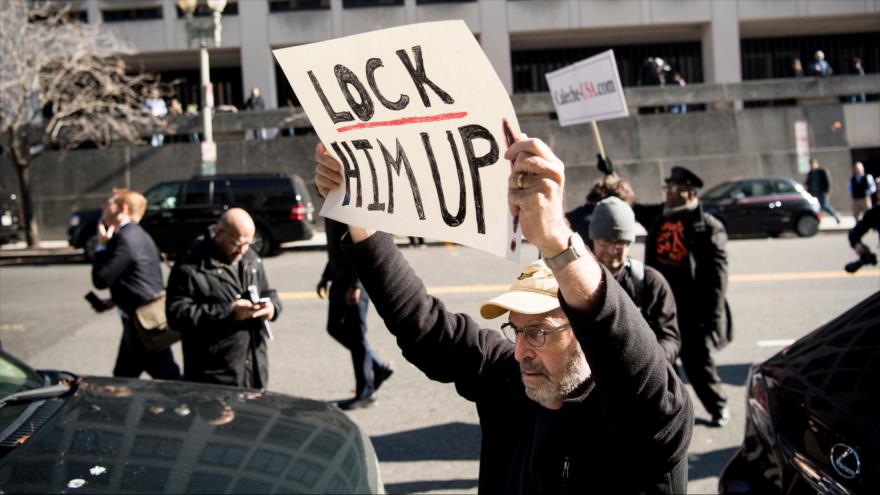 Un manifestante protesta durante la audiencia en el Senado de EE.UU. del exasesor de Seguridad Nacional Michael Flynn, 1 de diciembre de 2017.