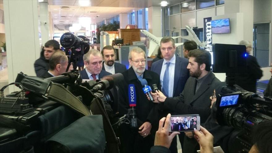 El presidente del Parlamento de Irán, Ali Lariyani, habla con periodistas en el aeropuerto de Vnúkovo, Moscú, 3 de diciembre de 2017.