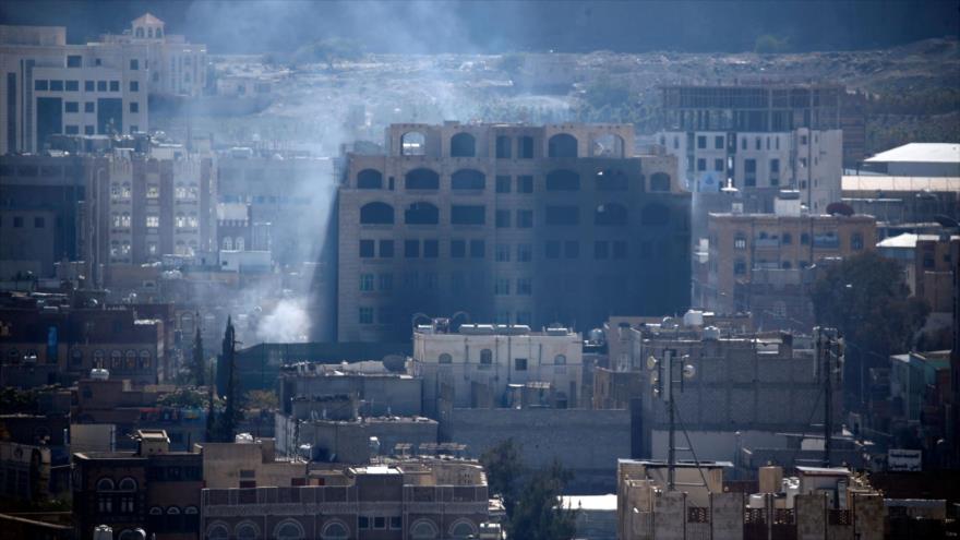 Un edificio en Saná, capital de Yemen, rodeado por una columna de humo, 3 de diciembre de 2017.