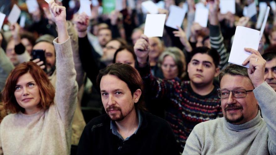 El líder de Podemos, Pablo Iglesias (centro), entre sus cabezas de lista para las elecciones autonómicas catalanas del 21-D, 3 de diciembre de 2017.