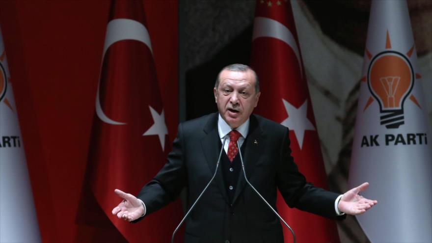 El presidente de Turquía, Recep Tayyip Erdogan, interviene en un mitin de su partido AKP, 17 de noviembre de 2017.