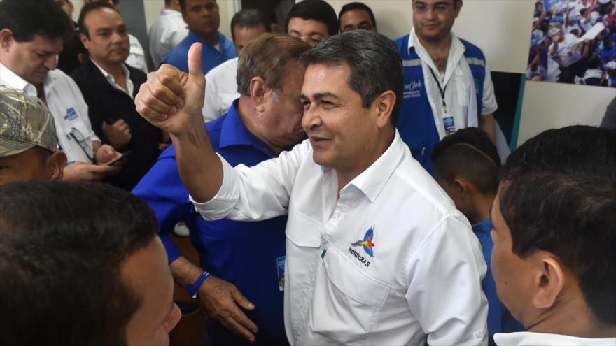 El presidente hondureño, Juan Orlando Hernández, en medio de sus simpatizantes en la jornada de elecciones generales, 26 de noviembre de 2017.