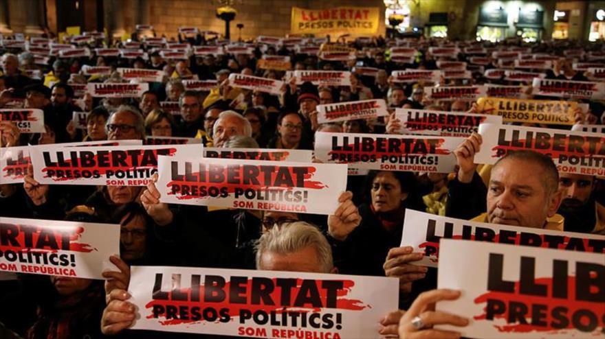 Miles de catalanes exigen la libertad de presos independentistas