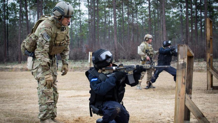 Green Berets estadounidenses adiestran a las unidades élites TIGRES (Tropa de Inteligencia y Grupos de Respuesta Especial de Seguridad) hondureñas, 3 de marzo de 2015.