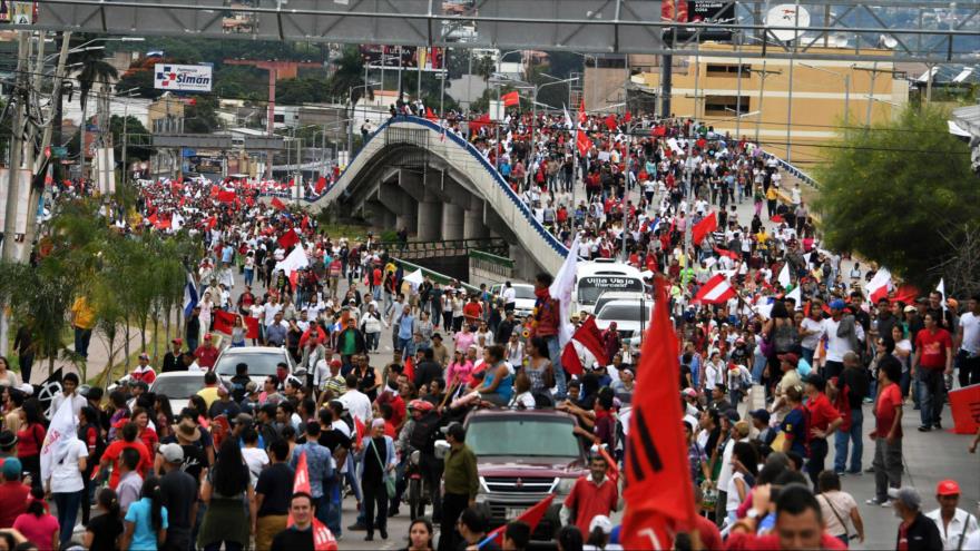 Miles de simpatizantes del opositor hondureño, Salvador Nasralla, marchan frente al Tribunal Supremo Electoral en Tegucigalpa, 3 de diciembre de 2017.