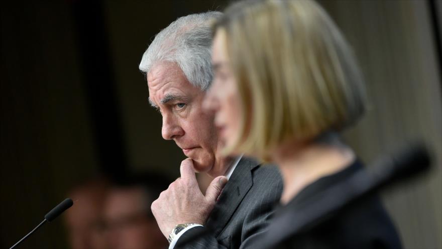 El secretario de Estado de EE.UU., Rex Tillerson, mira de reojo a la jefa de la Diplomacia de la Unión Europea, Federica Mogherini, 5 de diciembre de 2017.