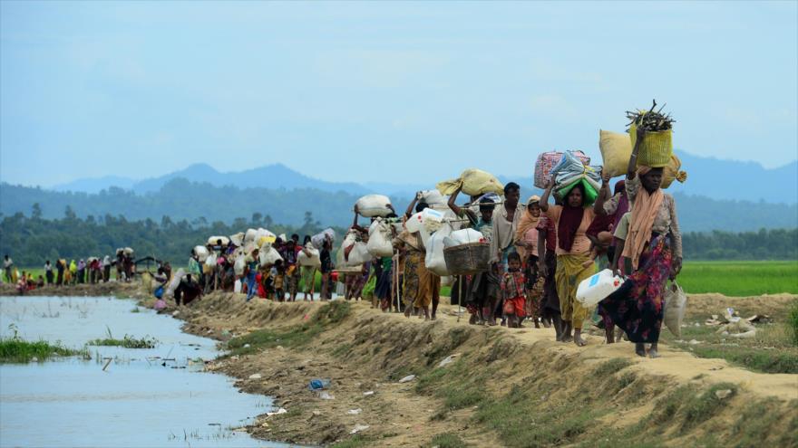 Refugiados rohingyas atraviesan una región sita entre Myanmar y Bangladés, en la zona de Palongkhali, 19 de octubre de 2017.