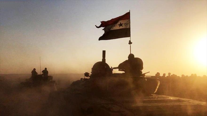 Los tanques sirias atraviesan un paso entre las orillas occidental y oriental del río de Éufrates, en provincia siria de Deir Ezzor. 