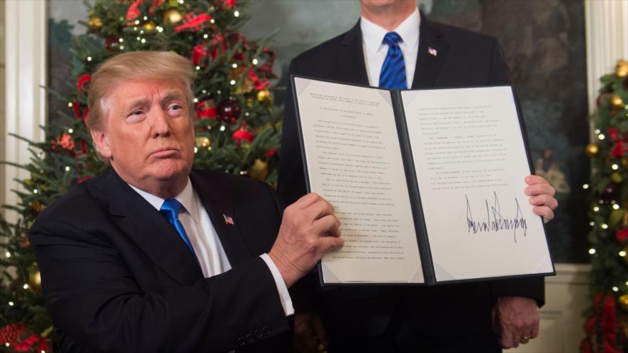 El presidente de EE.UU., Donald Trump, muestra un memorándum firmado sobre Al- Quds (Jerusalén) en la Casa Blanca, Washington, 6 de diciembre de 2017.