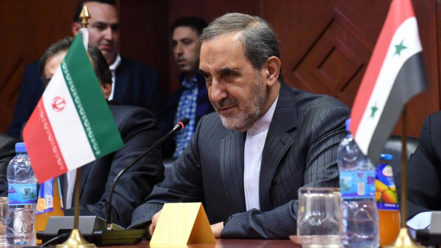 Ali Akbar Velayati participa en una ceremonia para firmar un acuerdo entre las universidades de Teherán y de Alepo, Siria, 7 de noviembre de 2017.