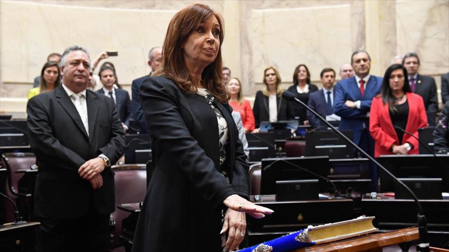 La expresidenta de Argentina, Cristina Fernández, jura como senadora nacional en el Congreso, 29 de noviembre de 2017.