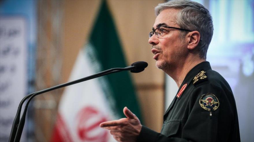 El jefe del Estado Mayor de las Fuerzas Armadas de Irán, el general de división Mohamad Husein Baqeri, habla en un acto oficial en Teherán.