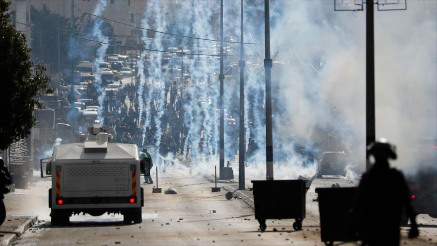 Soldados israelíes chocan con manifestantes palestinos en la ciudad cisjordana de Beit Lahm (Belén), 7 de diciembre de 2017.