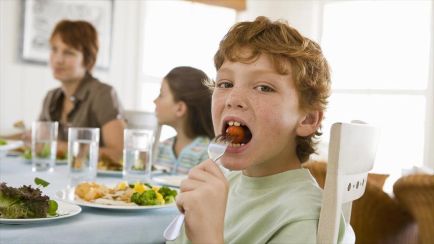 Las personas que mastican poco y comen rápidamente tienen menor sensación de saciedad y comen mayor cantidad de comida.