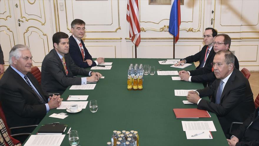 El secretario de Estado de EE.UU., Rex Tillerson (izda.), y el canciller ruso, Serguéi Lavrov, en una reunión en Viena, 7 de diciembre de 2017.