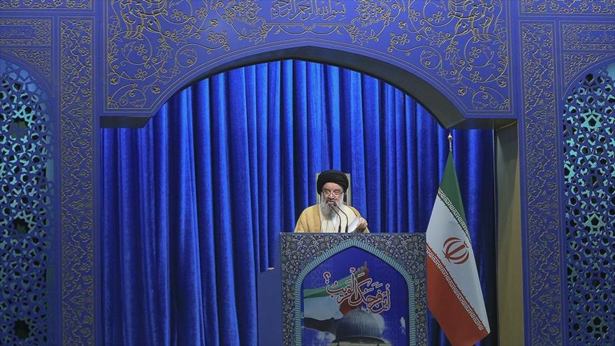 El ayatolá Seyed Ahmad Jatami en el sermón del rezo del viernes de Teherán, capital persa, 8 de diciembre de 2017.