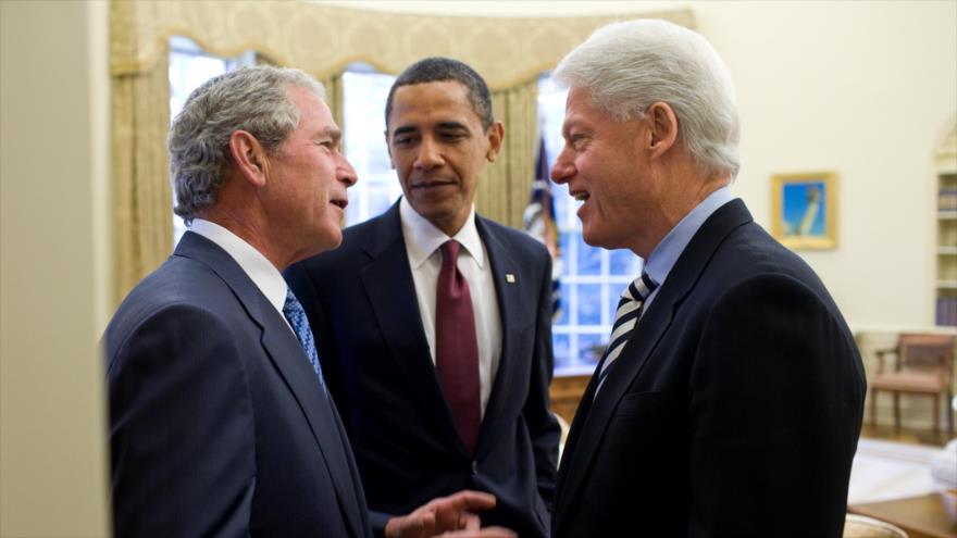 Los expresidentes de EE.UU., George W. Bush (izda.), Barack Obama (C), Bill Clinton (dcha.) en la Casa Blanca, 16 de enero de 2010.