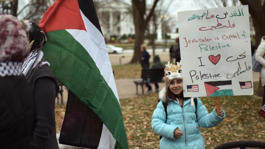 Manifestantes portan la bandera palestina en protestas ante la Casa Blanca, 8 de diciembre de 2017.