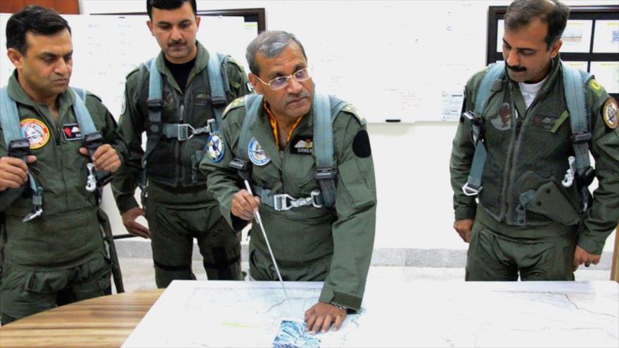 El comandante la Fuerza Aérea de Paquistán (PAF, por sus siglas en inglés), Sohail Aman (segundo desde dcha.), reunido con militares del país.
