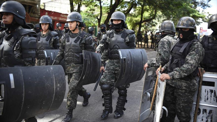La Policía hondureña monta guardia ante los partidarios del candidato opositor Salvador Nasralla, Tegucigalpa, 3 de diciembre de 2017.
