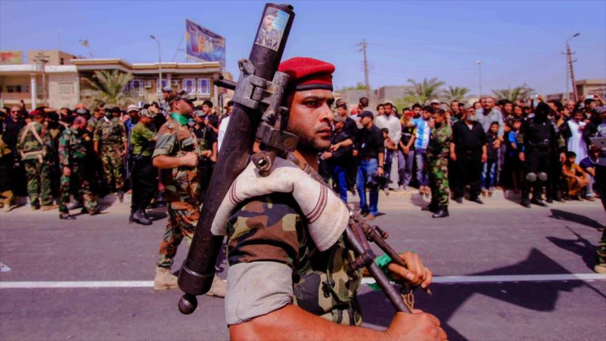 Un miembros de las fuerzas del Movimiento Sadr participa en un desfile en la capitalina ciudad de Bagdad.