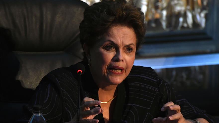 La expresidenta brasileña Dilma Rousseff ofrece un discurso en Montevideo (capital uruguaya), 8 de diciembre de 2017.