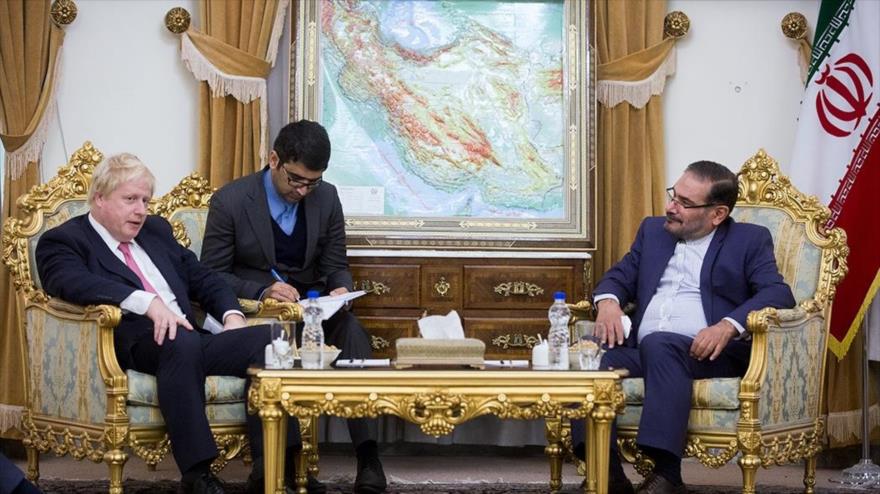 El canciller británico, Boris Johnson (izda.), se reúne con el secretario del Consejo Supremo de Seguridad Nacional de Irán, Ali Shamjani, 9 de diciembre de 2017.